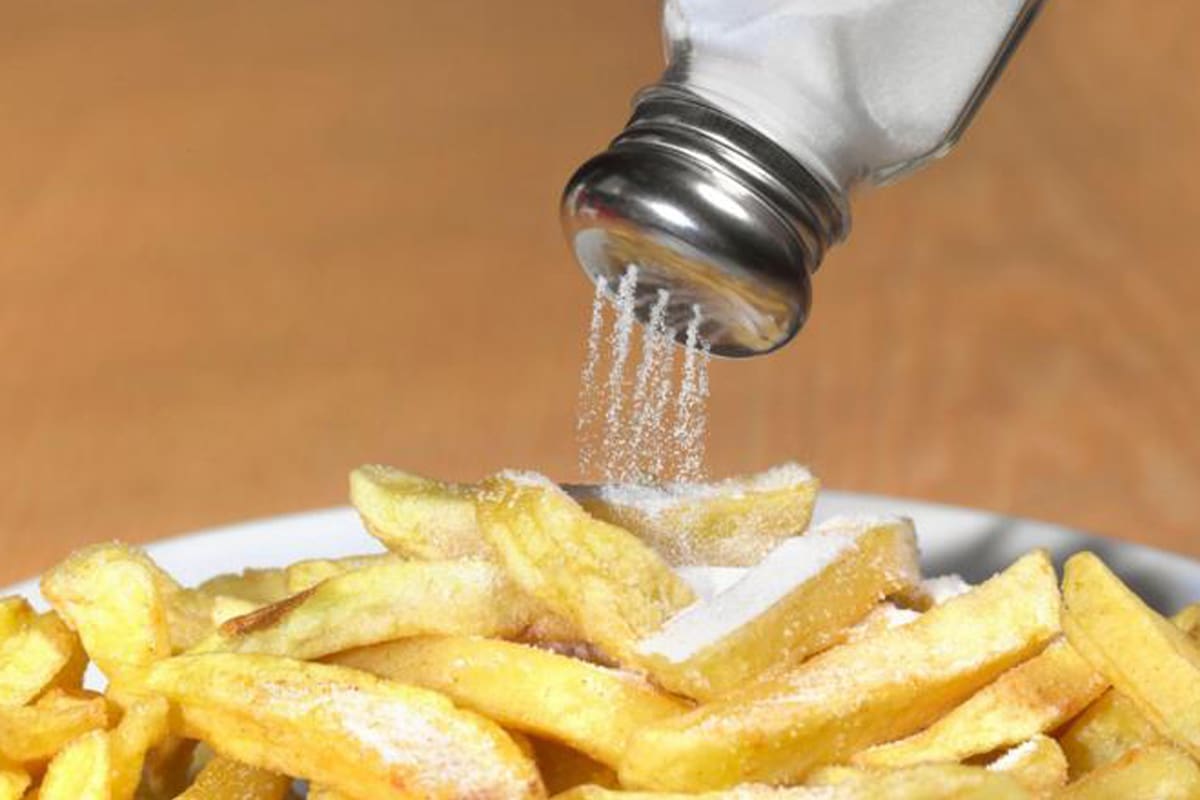 La mejor manera de reducir el consumo de sodio es comer menos alimentos procesados y cocinar más en el hogar, aconsejan los expertos
