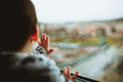 La mejor medida para evitar accidentes provocados por un rayo es resguardarse dentro de un edificio o un vehículo con las ventanas cerradas (Pexels/Juan Pablo Serrano)