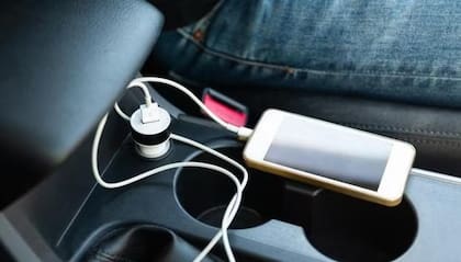 La mejor opción para recargar el celular sin sufrir daños en su batería es utilizando el cargador de mechero