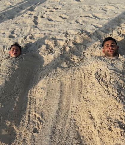 “La mejor parte de mi vida, ustedes”, escribió el Cuti Romero junto a un divertido álbum en redes sociales de sus vacaciones en la playa
