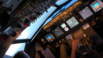 La mejor salida laboral para el piloto es entrar en una línea aérea: los sueldos pueden alcanzar los 200 mil pesos y tienen un plan de vuelo que les permite organizarse sus vidas