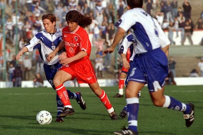 La melena del Garnero jugador, en un partido entre Independiente y Vélez en Avellaneda.