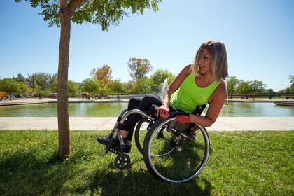 La mendocina Natalia Acevedo, a los 37 años, encontró la forma de mostrarle al mundo que la discapacidad no es un impedimento para hacer lo que desea.