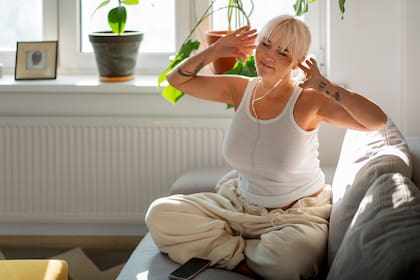 La menopausia es un cambio natural que suele ocurrir entre los 45 y 55 años de edad (imagen ilustrativa)