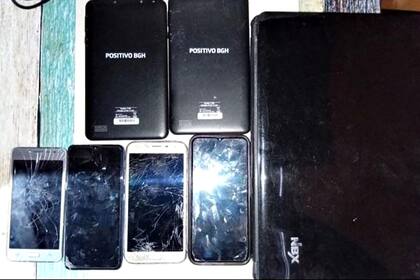 La menor fue localizada en un departamento situado en la calle Cochabamba al 2600, donde se secuestraron 14 teléfonos celulares, dos tablets y una notebook