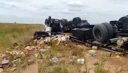 La mercadería del camión esparcida por el suelo