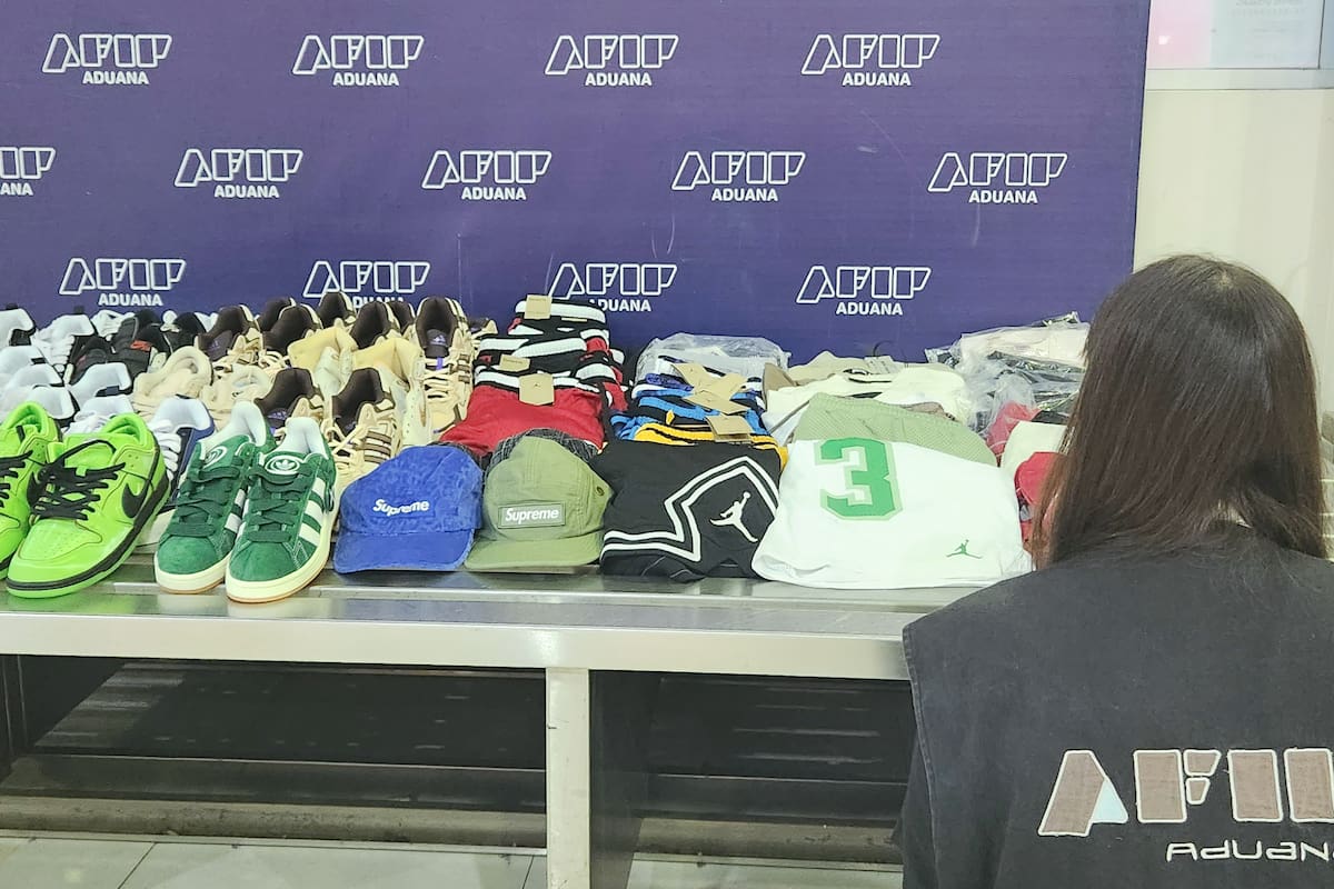 La mercadería incautada: 24 zapatillas Nike, Adidas y Vans; 36 prendas de vestir Nike y Balenciaga; 8 riñoneras y 4 gorras Supreme