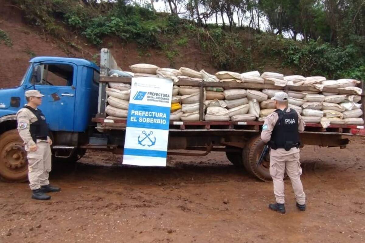 La mercadería, “sin aval aduanero”, pretendía ser cruzada por agua hacia Brasil