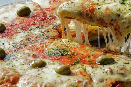 La merma en la ventas en los locales de las pizzerías impactó sobre la actividad de pymes lácteas