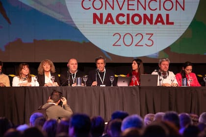 La mesa central de la convención nacional de la UCR