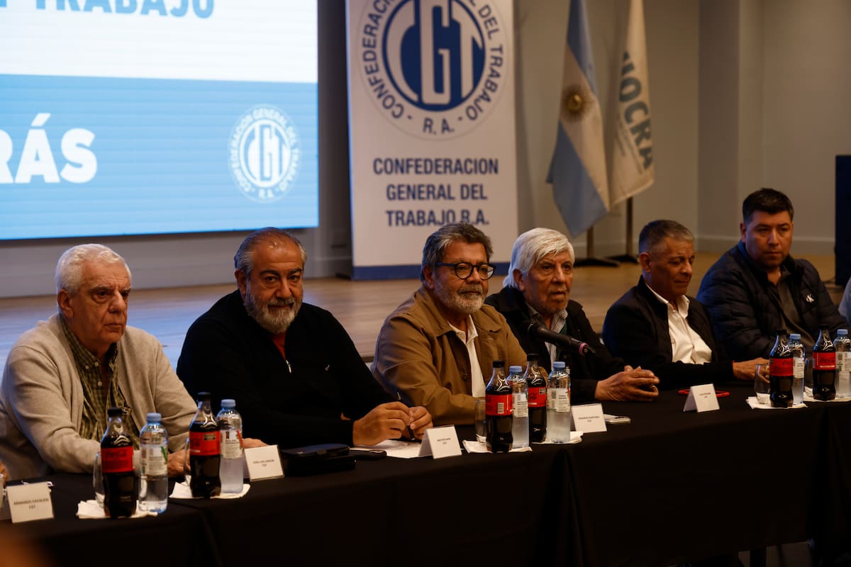 La mesa central de la reunión de la CGT