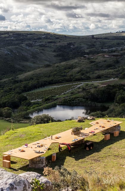La mesa comunitaria y con vista a las sierras de Sacromonte
