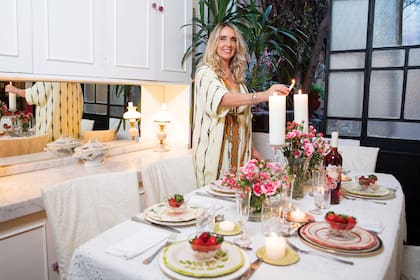 La mesa, con vajilla de la brasileña Tania Bulhoes, regalo de los padres de Milagros para sus 40 años, copas de cristal de Bácarat y un mueble de madera que usó en una de las ediciones de Casa Foa donde expuso para Escorihuela Gascón.