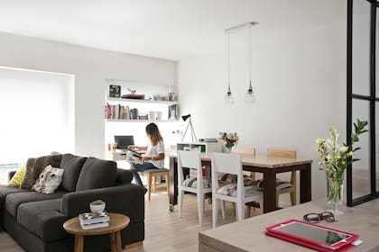 La mesa de arrime de petiribí es también diseño suyo.