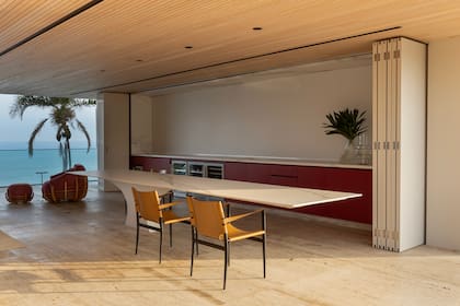 La mesa de comedor Equilibrium, de 5 metros de largo, fue diseñada por FCstudio en exclusiva para la residencia. Sostenida por un solo pie permite que la vista fluya libremente hacia el exterior sin comprometer la visual.