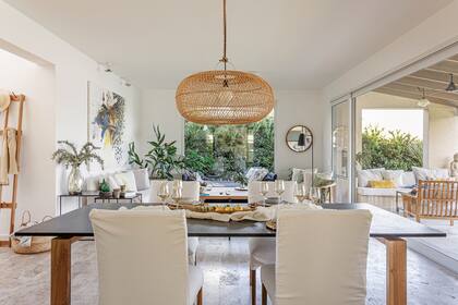 La mesa de comedor (Locaroze Studio) tiene patas de petiribí y tapa de granito negro Brasil, con tratamiento ‘Leather’, que le saca el brillo, le da textura y la hace más rústica.
