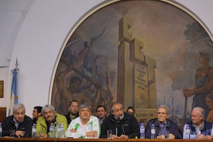 La mesa de conducción de la CGT, en uno de los paros generales que le hizo al Gobierno