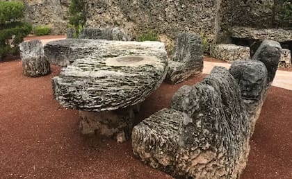 La mesa de coral tiene la forma del estado de Florida e incluye al lago Okeechobee, representado como agujero lleno de agua (Crédito: BBc Mundo)