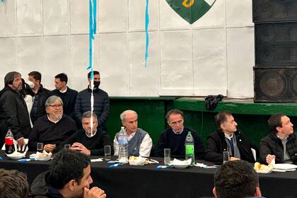 La mesa de funcionarios que acompañó al Presidente en Varela