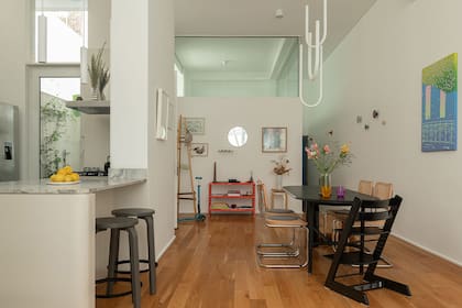 La mesa de La Feliz, sillas 'Cesca', silla alta de Stokke y lámpara colgante de Sabine Marcelis para Ikea. Obra con celestes y verdes de Francisco Ratti.