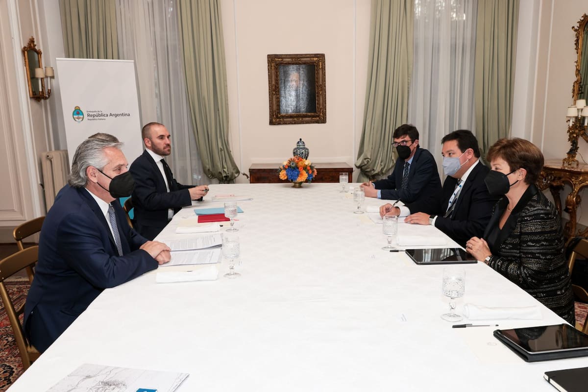 La mesa de la negociación tendida hoy en Roma entre el Gobierno y el FMI.