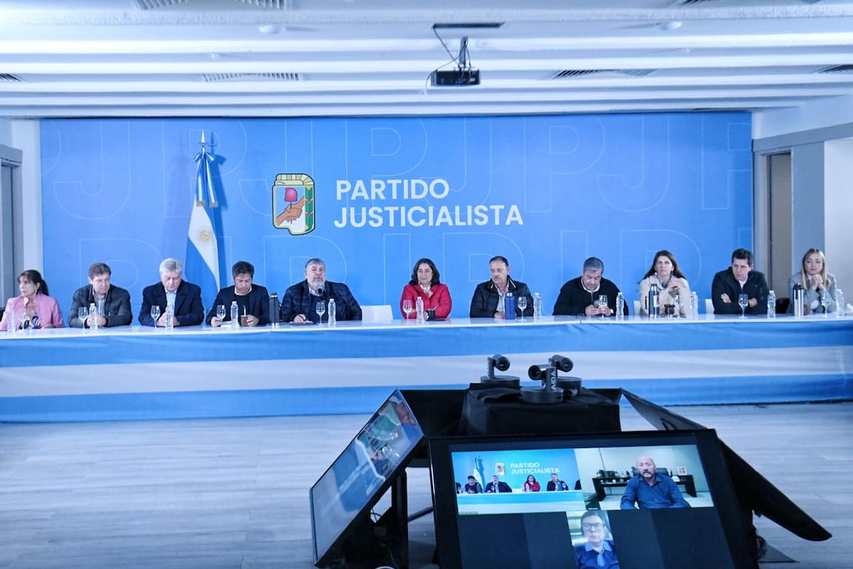La mesa de la reunión del PJ, con Mayans y Kicillof sentado a su lado