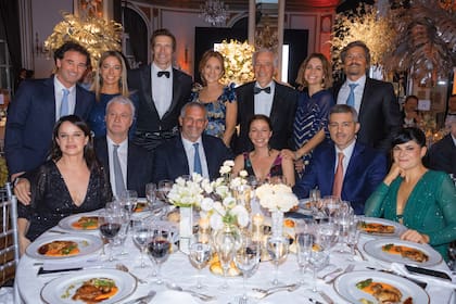 La mesa de los Devoto. En la fila de arriba, de izquierda a derecha, Damián Robirosa, Sofía Devoto, Iván de Pineda, Dolores Cáceres (con vestido de Adrián Brown) y Marcelo Devoto (dejó la mesa principal para posar con sus hijos), Ángeles Devoto, Diego Díaz. En la fila de abajo: Inés Devoto, Martín Anzorreguy, Agustín, Vicky y Mei Devoto.