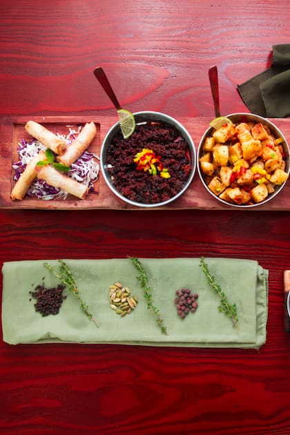 La mesa de los festejos de dos semanas por la llegada del año nuevo en China suelen incluir 7 alimentos que simbolizan buenos augurios.