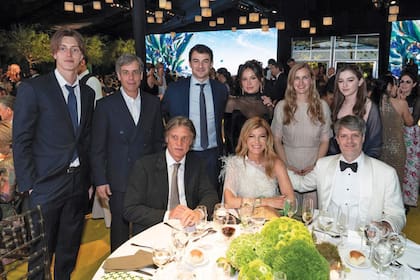 La
mesa de los hijos de
Eduardo. Sentados:
Soledad Costantini
junto a su marido,
Eugenio Aguirre, y
su hermano Edo.
Detrás de ellos,
su hijo, Joaquín
Muniz Barreto, Juan
Sanguinetti, Gonzalo
Costantini y su novia,
Stefi Essenwanger,
su hija, Delfina Muniz
Barreto y Malena
Costantini