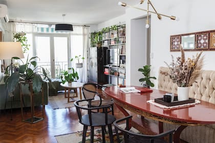 La mesa del comedor era de su tía Sol, la dueña de Sentido. Al tiempo una amiga le regaló el cuadro con espejos que tiene el mismo color. Las alfombras y las sillas son de Sentido.