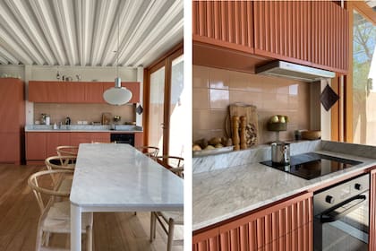 En casa de la arquitecta Griselda Balian, revestimiento de madera reciclado y laquedado en color durazno. Para la alzada, azulejos a tono.