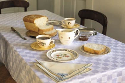 La mesa del desayuno, con vajilla inglesa, en Coy Inlet