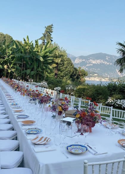La mesa del primero de los eventos tenía bouquets con flores de colores y platos de motivos diferentes.