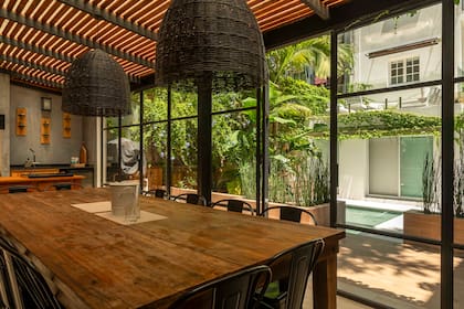 La mesa del quincho era tan grande que las arquitectas tuvieron que hacerla a medida. La combinaron con unas sillas tholix, ideales para el uso que le dan.