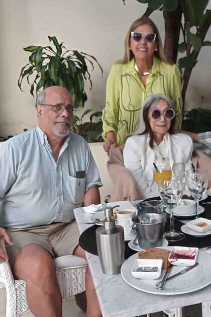La mesa del té en el hotel de Recoleta, el 25 de marzo pasado; de izquierda a derecha, colaboradores y amigos de Kodama: Horacio Marco, Claudia Farías Gómez y su esposo Roberto Bergère