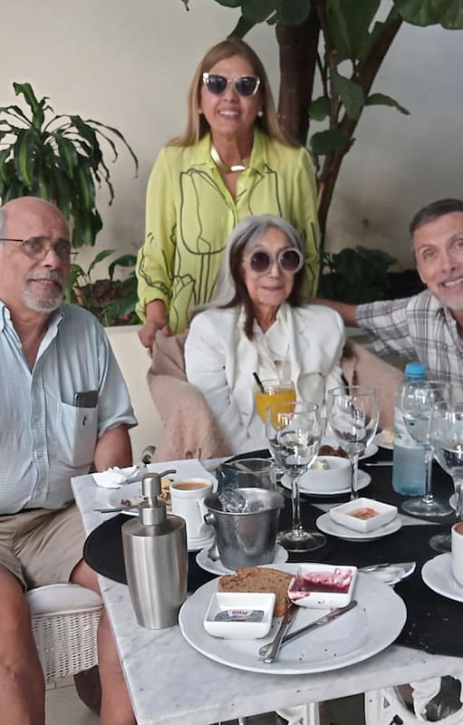 La mesa del té en el hotel de Recoleta, el 25 de marzo pasado; de izquierda a derecha, colaboradores y amigos de Kodama: Horacio Marco, Claudia Farías Gómez y su esposo Roberto Bergère
