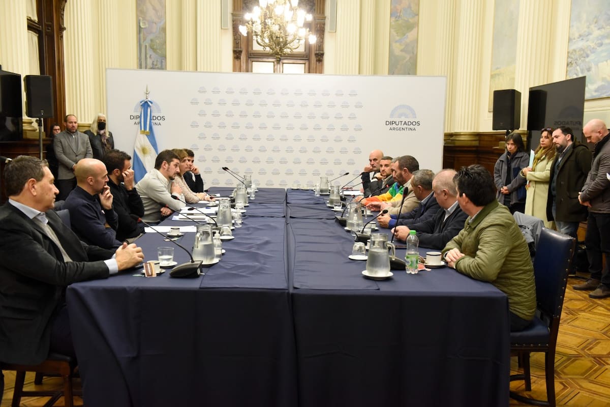 La mesa entre las autoridades del Congreso y los sindicatos en la que se firmó la paritaria legislativa