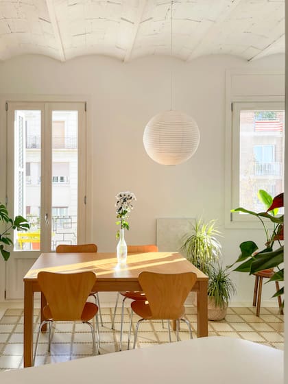 “La mesa es de Ikea, la misma que tenemos desde nuestro primer piso hace seis años. La fuimos mudando porque funciona bien y es linda de usar. ¿Por qué cambiarla?”