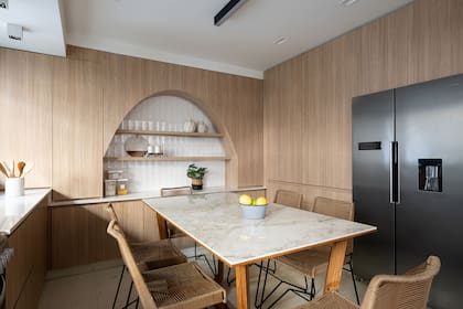 La mesa es un diseño del Estudio Romano-Cal hecho para la anterior casa del cliente