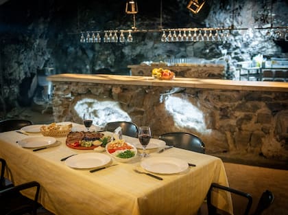 La mesa está bien puesta y el ambiente es único
