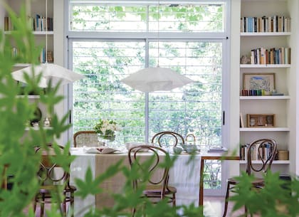 “La mesa estuvo años sin lámparas: estaba esperando algo especial que nunca llegaba. Finalmente, le puse estas de papel que compré en Ikea. Porque me cansé. Además de que algo en mí se rebela contra la tiranía del ‘tiene que ser esto sí o sí’. Me encantan”.