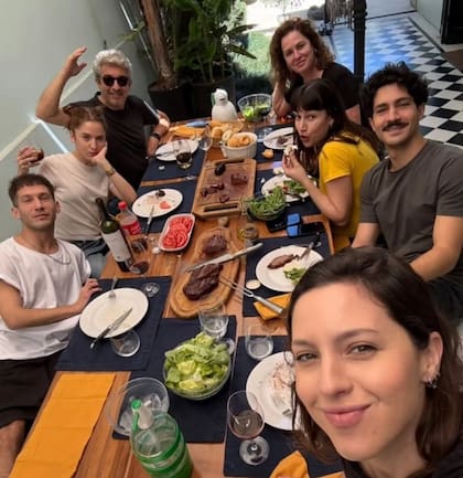 La mesa familiar de los Darín: Ricardo y Florencia Bas junto a sus hijos Chino y Clara, Úrsula Corberó y sus sobrinos Antonia y Fausto Bengoechea