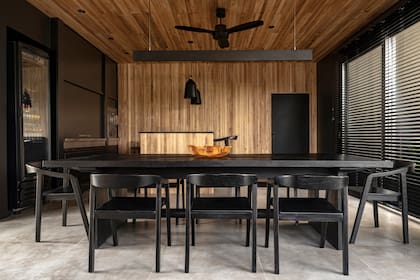 La mesa fue diseñada por Malé y ejecutada por Lunativo en madera quemada.