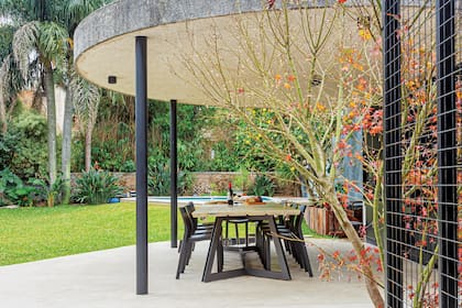 La mesa para 10 es perfecta para jornadas de asado y pileta.