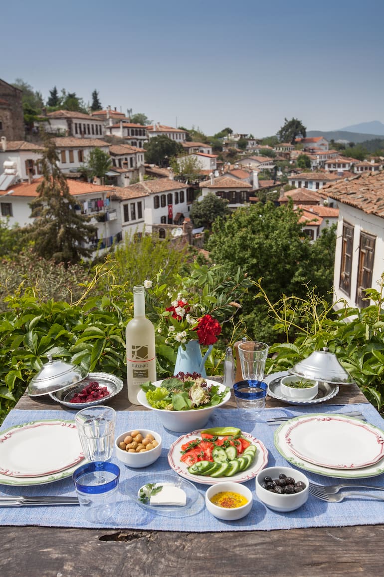 La mesa pletórica de buenos sabores en Terrace Houses, y la vista abierta a las casas de Şirince.