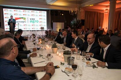 La mesa principal, con la presencia del gobernador de Santa Fe, Omar Perotti