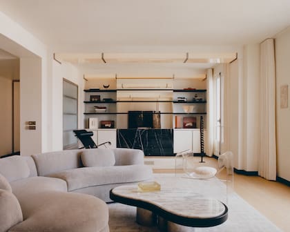 La mesa ratona diseñada por Guénaire acompaña la forma zigzagueante del sillón.