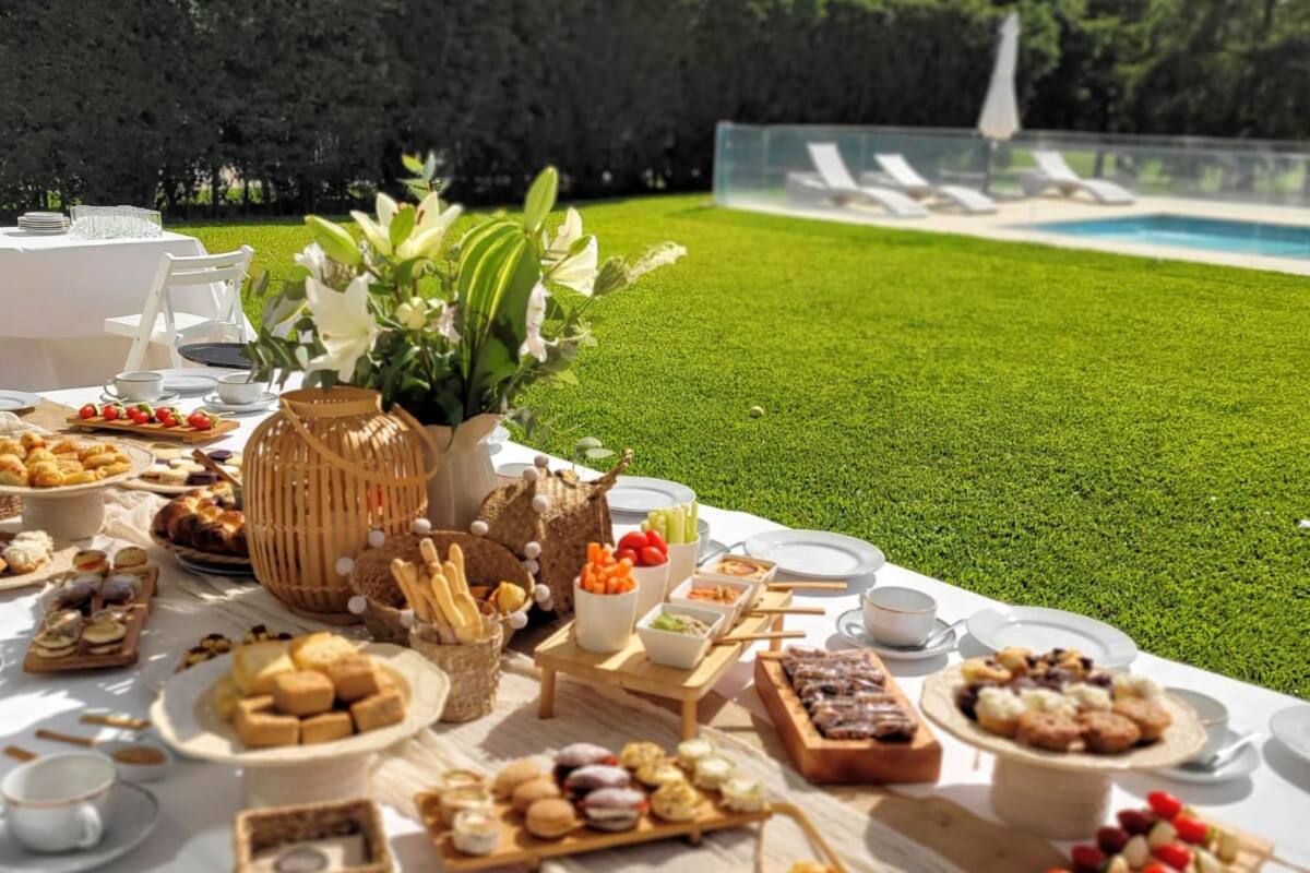 La mesa servida con todo listo para arrancar con una pool party.