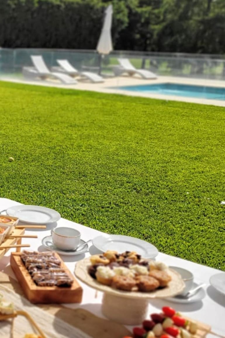 La mesa servida con todo listo para arrancar con una pool party.