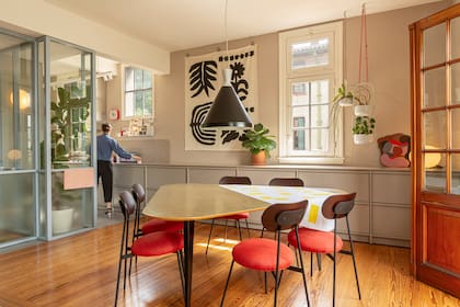 La mesa y las sillas son de La Feliz Estudio, el tapiz de Nico De Caro y el cuadro de Elisa Strada.